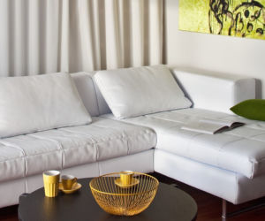 Biała sofa w salonie