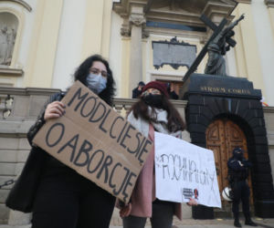 Kobiety szturmują kościoły