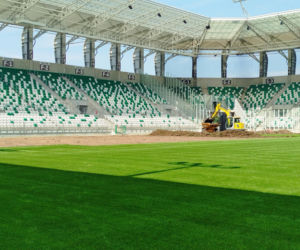 Trwa wymiana części murawy na stadionie przy ul. Struga w Radomiu