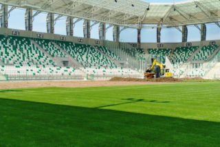 Trwa wymiana części murawy na stadionie przy ul. Struga w Radomiu