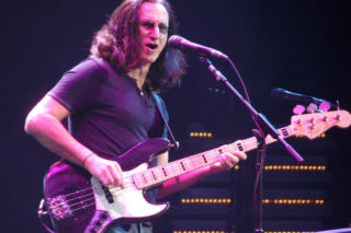 OBRZYDLIWE zachowanie perkusistów po śmierci Neila Pearta. Wspomina Geddy Lee z Rush