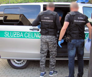 KAS rozbiła grupę przestępczą. Chodzi o fałszowanie faktur VAT. 10 osób zatrzymanych. Znaleziono broń i narkotyki