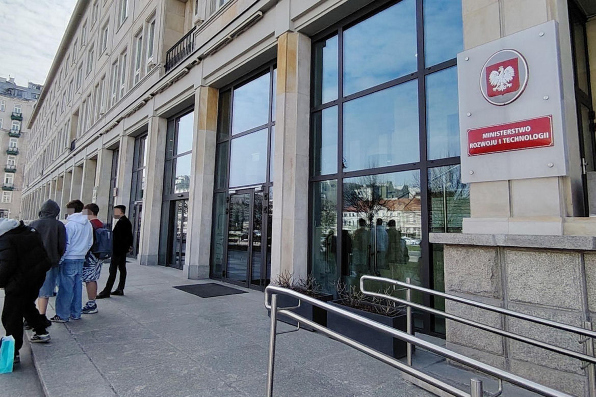 Spotkanie ministra finansów z robotem