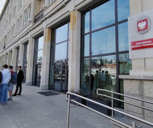 Spotkanie ministra finansów z robotem