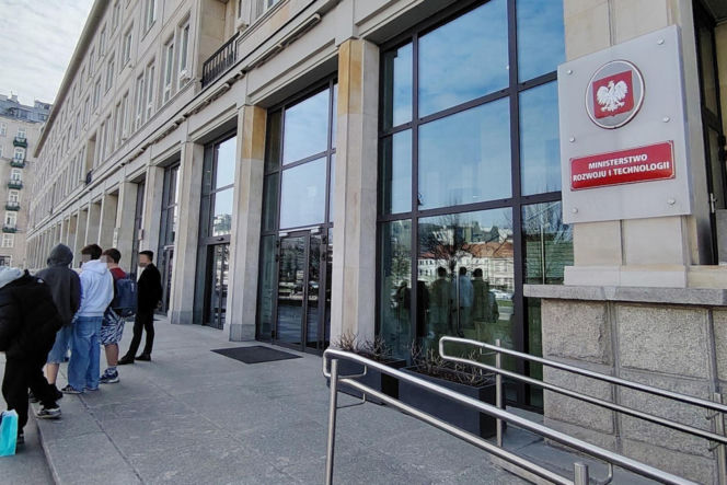 Spotkanie ministra finansów z robotem