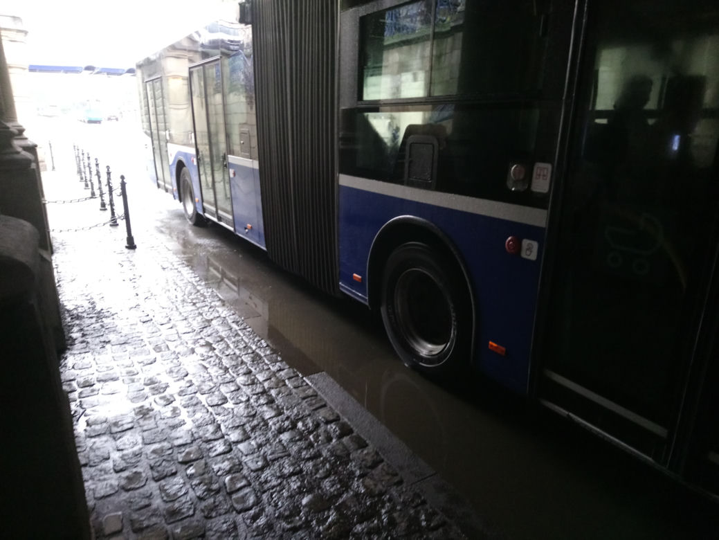 Kraków całkowicie sparaliżowany przez ulewy 23.05.2019: zalane drogi, brak prądu, nie kursują tramwaje