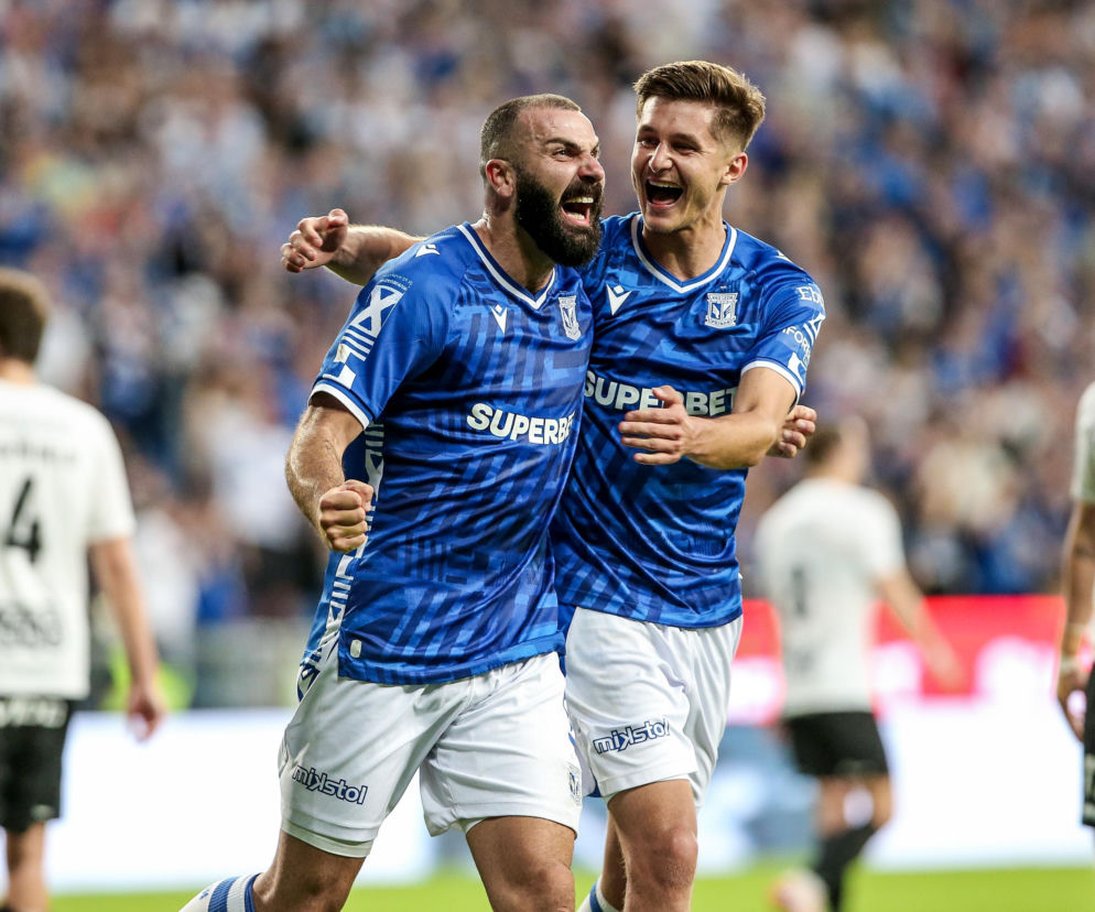 Cieszący się piłkarze Lecha Poznań w niebieskich strojach. O wygranej z Rakowem przeczytasz na SE Supersport.