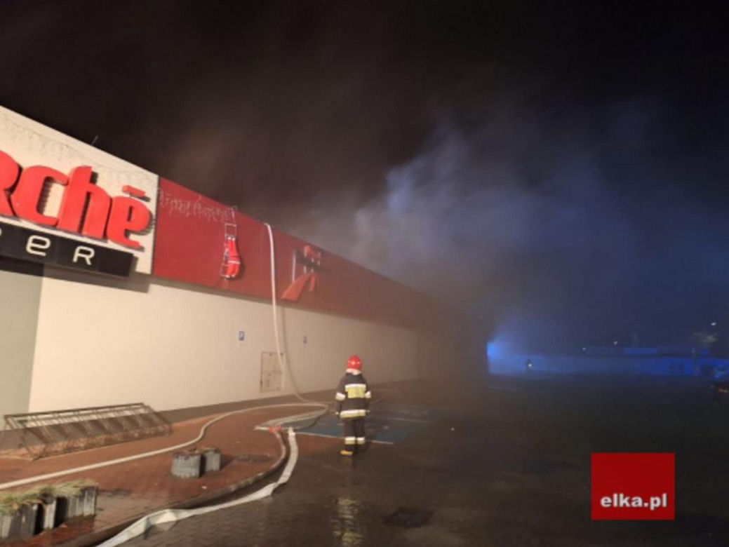 Potężny pożar marketu w Górze. 28 zastępów w akcji 