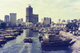 Rzeka Singapur z powstającymi wieżowcami w tle