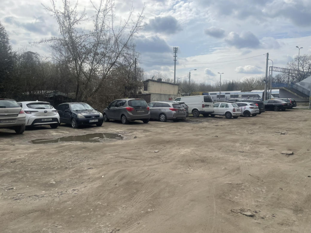 "Park & Gumofilce" - parking na dziko przy stacji PKP Warszawa Płudy (31.03.2025)