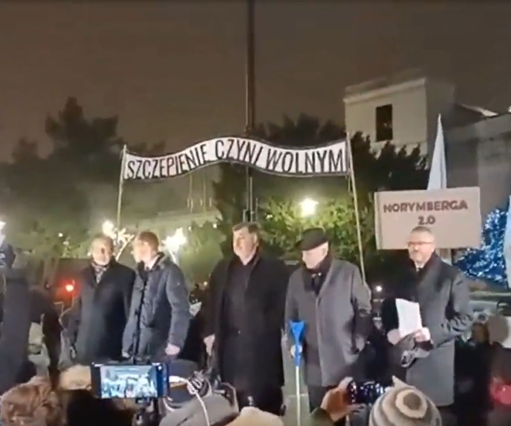Baner Szczepienie czyni wolnym na manifestacji posłów Konfederacji. Jest komentarz Muzeum Auschwitz