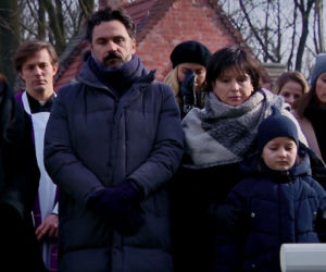 Barwy szczęścia odc. 2089. Pogrzeb Moniki. Iga (Ada Fijał), Piotr (Piotr Jankowski), Elżbieta (Marzena Trybała), Ewunia (Gabriela Ziembicka)