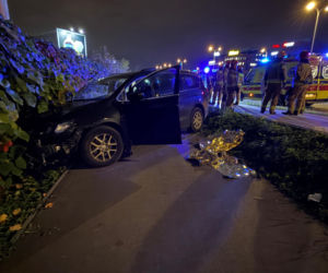 Chrysler staranował trzy latarnie, uderzył w ogrodzenie. Świadkowie zatrzymali autobus i pobiegli na ratunek