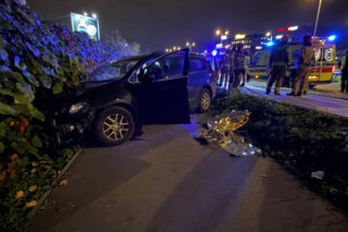 Chrysler staranował trzy latarnie, uderzył w ogrodzenie. Świadkowie zatrzymali autobus i pobiegli na ratunek