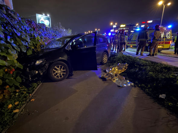 Chrysler staranował trzy latarnie, uderzył w ogrodzenie. Świadkowie zatrzymali autobus i pobiegli na ratunek