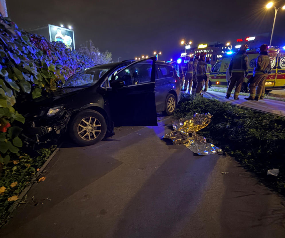 Groźny wypadek na Alejach Jerozolimskich. Pasażerowie autobusu ruszyli na pomoc kierującej