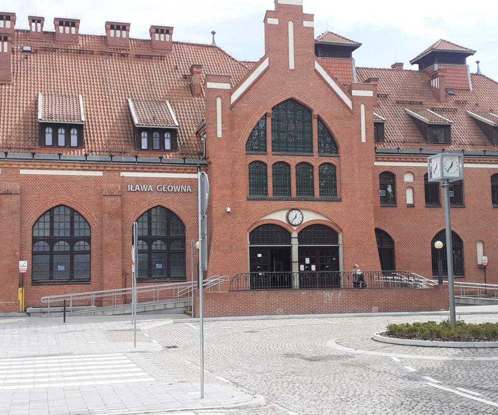 Ostatnie szlify i poprawki przed dworcem PKP - Iława Główna