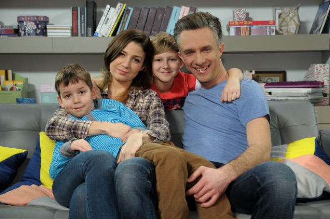 Pierwsza miłość. Kinga (Aleksandra Zienkiewicz), Artur (Łukasz Płoszajski), Tomek (Oskar Wojciechowski), Maciek (Joachim Olko)