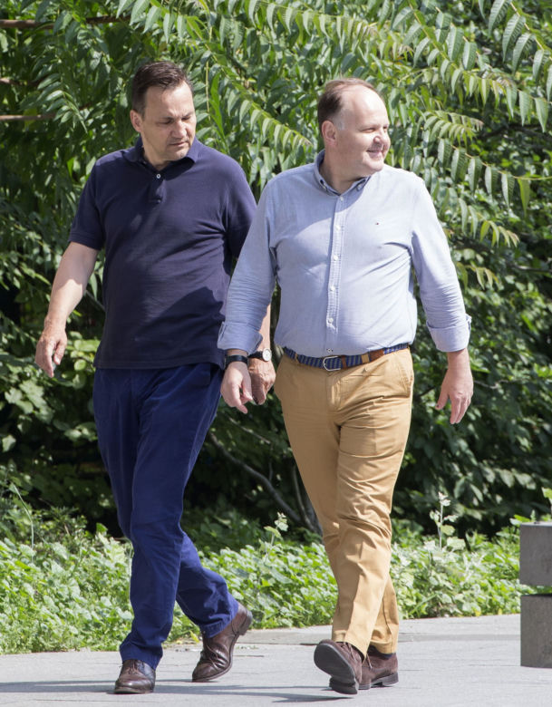 RADOWSŁAW SIKORSKI PŁACI W RESTAURACJI