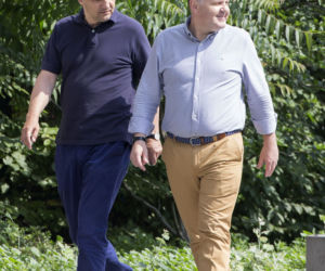 RADOWSŁAW SIKORSKI PŁACI W RESTAURACJI