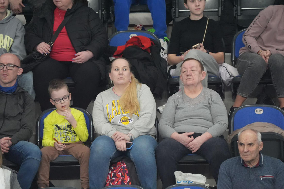 Halowe mistrzostwa Polski 2025 w Arenie Toruń. Zdjęcia kibiców z trybun i sportowców