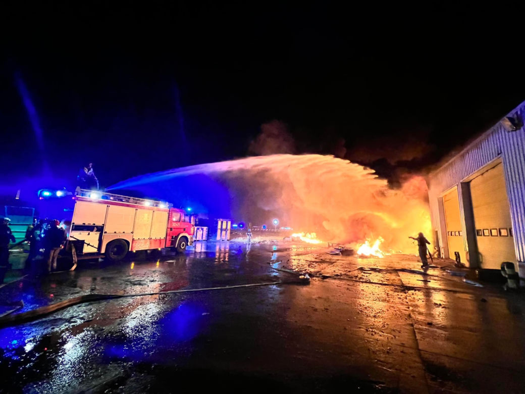 Pożar w Promniku! Palą się wiaty z paliwem alternatywnym
