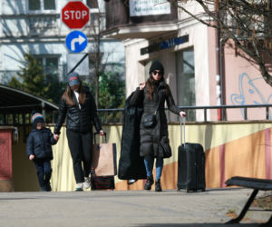 Kaczyńska targała walizki na dworcu. Pomógł konduktor