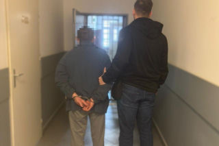 Tymczasowy areszt dla 52-latka, który z piłą rzucił się na policjantów