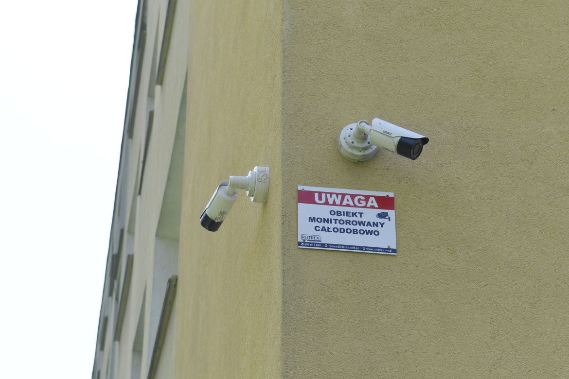 Bandyta zapomniało o... osiedlowym monitoringu