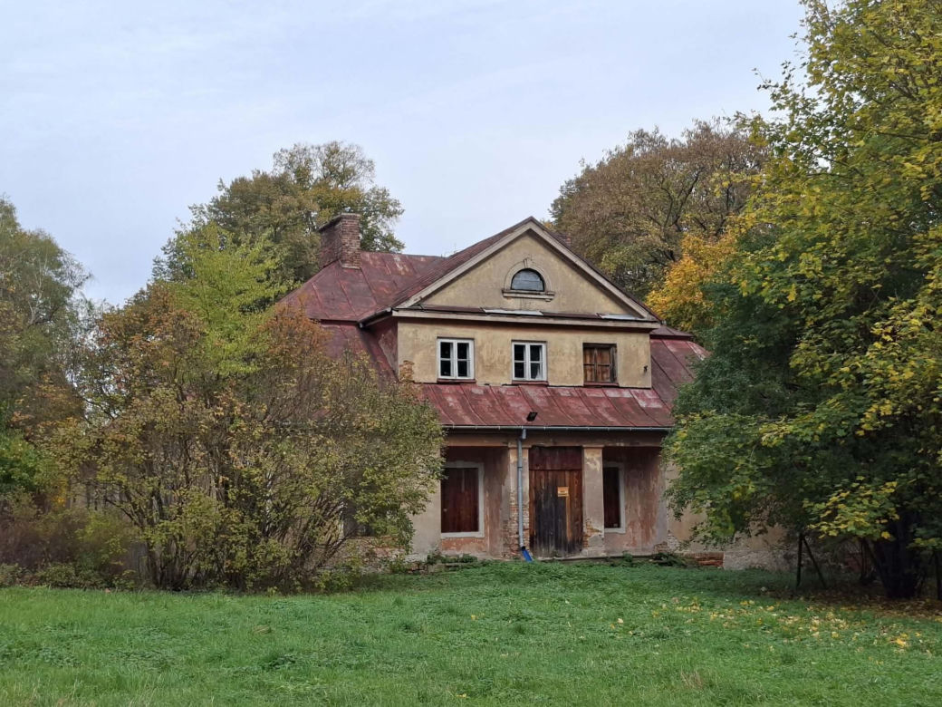 Ma ponad 125 lat i stoi obok dawnego dworu. Niezwykła figura w świętokrzyskiej wsi