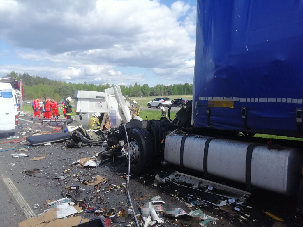 Wypadek na S8 pod Wyszkowem! Potężne zderzenie ciężarówek, busa i osobówki! Na miejscu śmigłowiec (ZDJĘCIA]