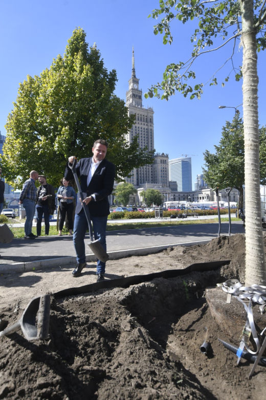 Trzaskowski z łopata w centrum miasta