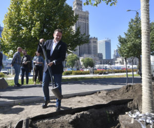Trzaskowski z łopata w centrum miasta