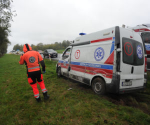 Wypadek karetki pogotowia. Ranny pacjent [ZDJĘCIA]