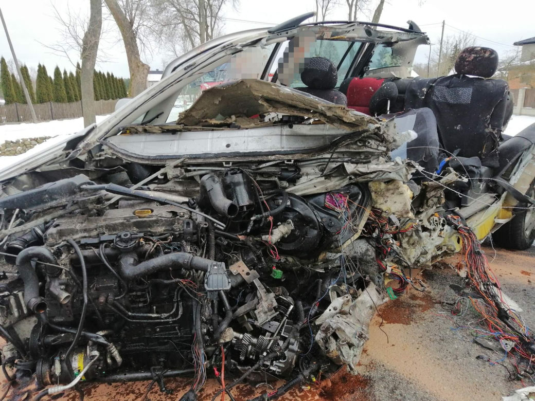 Makabryczny wypadek. Opel zmasakrowany. Zginął młody kierowca [ZDJĘCIA]