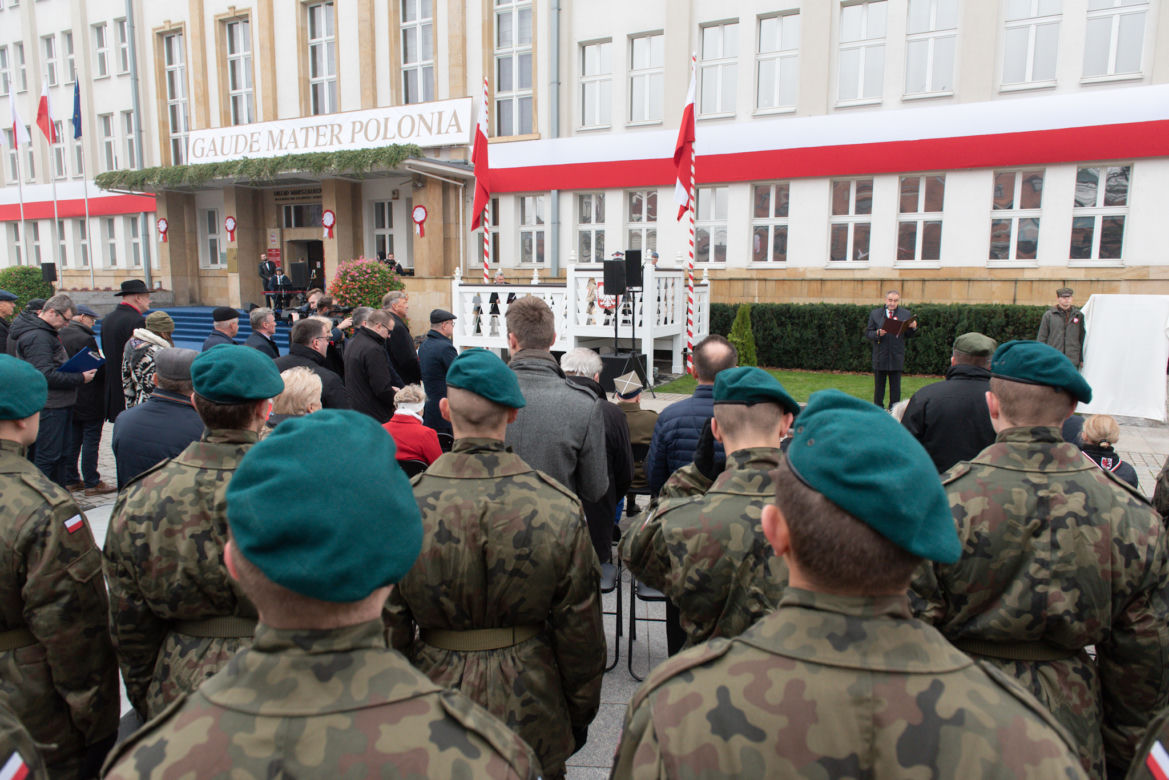 W Toruniu odsłonięto piękną tablicę, upamiętniającą obchody 100-lecia odzyskania niepodległości