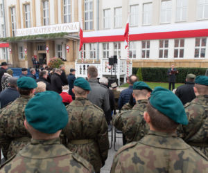 W Toruniu odsłonięto piękną tablicę, upamiętniającą obchody 100-lecia odzyskania niepodległości