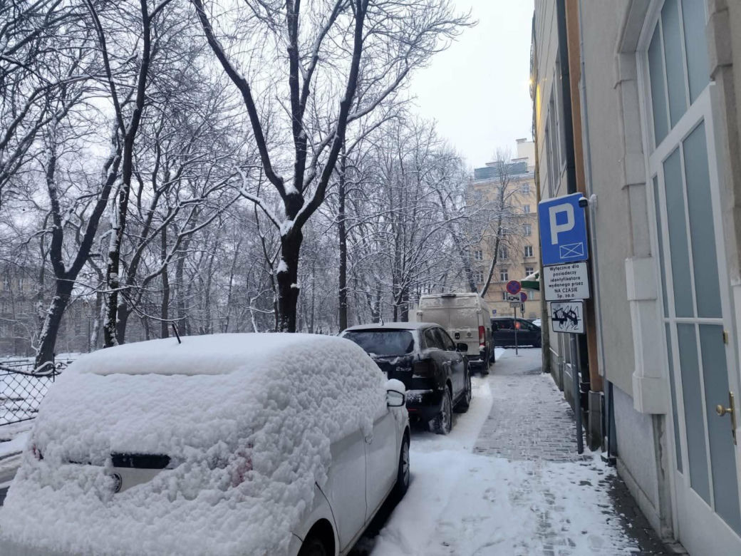 Potężny atak zimy w Krakowie! Śnieg nie odpuści, synoptycy nie mają dobrych informacji