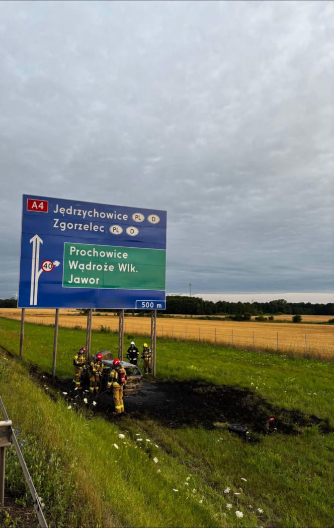 Tajemniczy wypadek na A4. Samochód zamienił się w kulę ognia