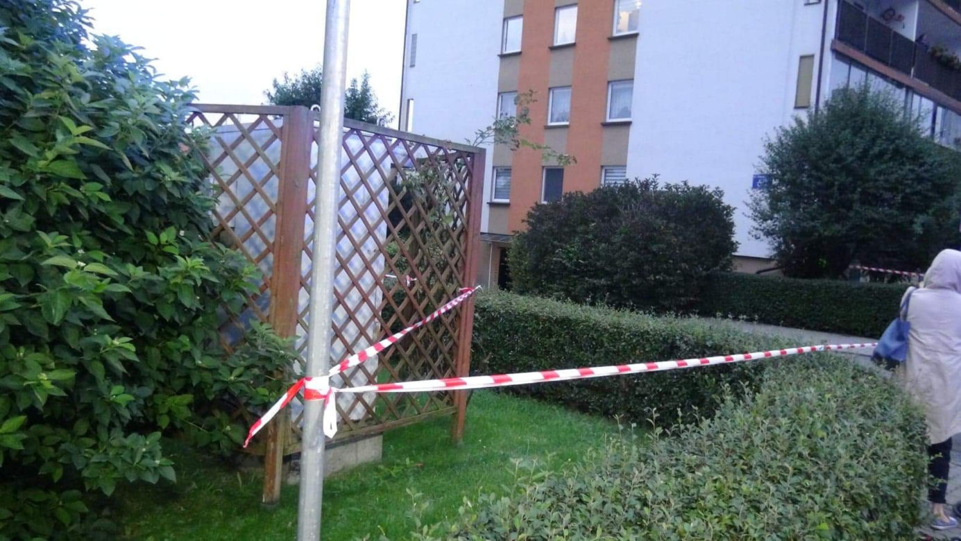 Znalazł w swojej piwnicy ogromny pocisk. Wyniósł go przed blok 