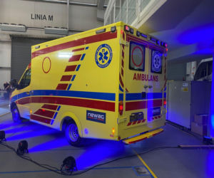NEWAG przekazał krakowskiemu szpitalowi karetkę neanatologiczną
