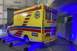 NEWAG przekazał krakowskiemu szpitalowi karetkę neanatologiczną