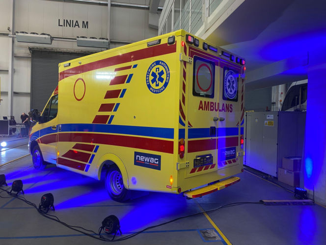 NEWAG przekazał krakowskiemu szpitalowi karetkę neanatologiczną