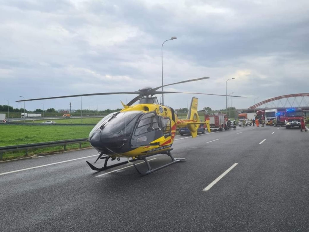 Wypadek na autostradzie A1. Kierowca osobówki zmiażdżony przez TIRy