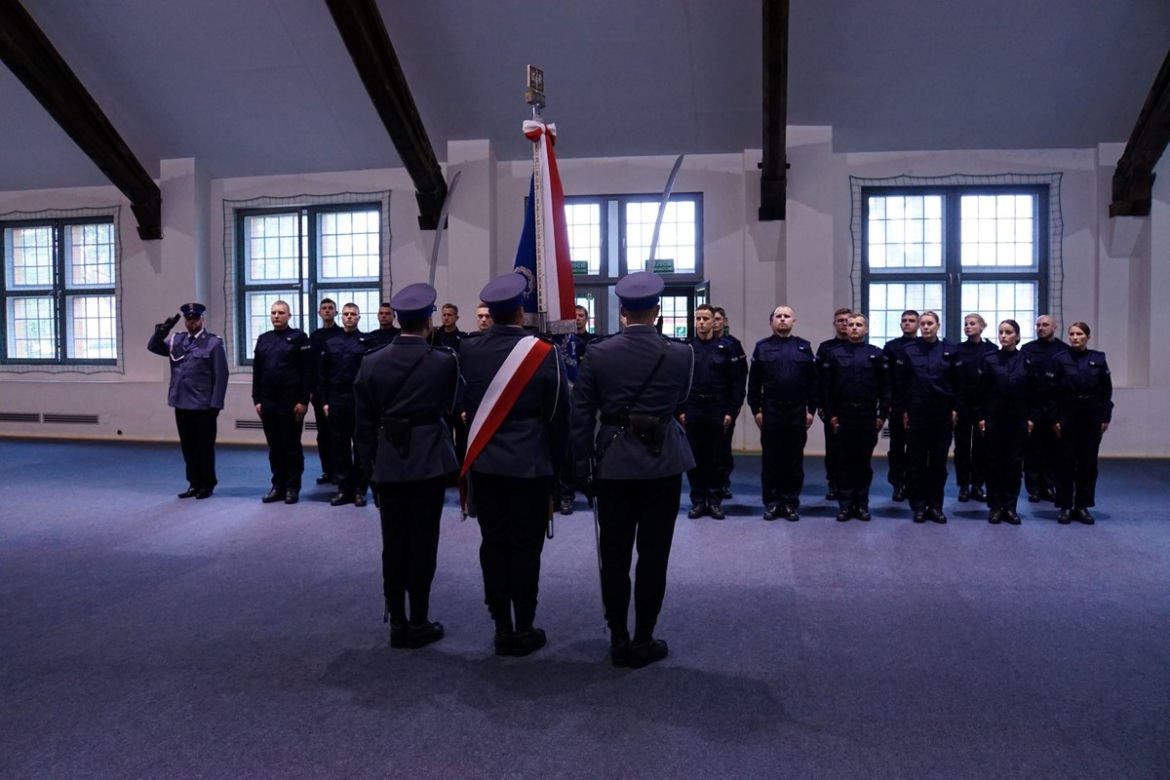 Ślubowanie nowych policjantów w Olsztynie. W szeregi wstąpiło 24 funkcjonariuszy [ZDJECIA]