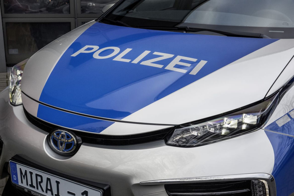 Toyota Mirai policyjnym radiowozem 