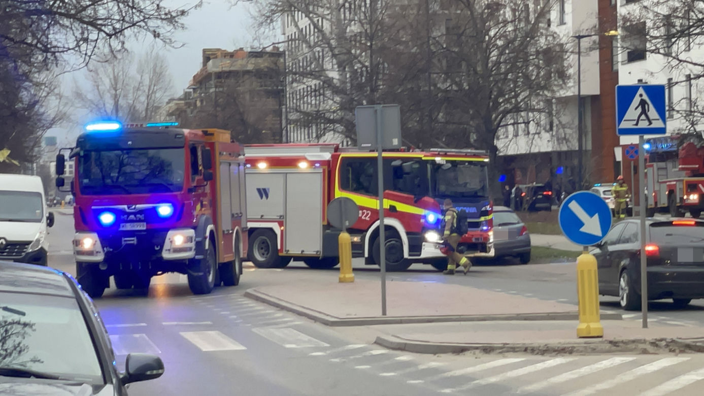 Kłęby dymu nad Pragą-Południe. Pożar na budowie