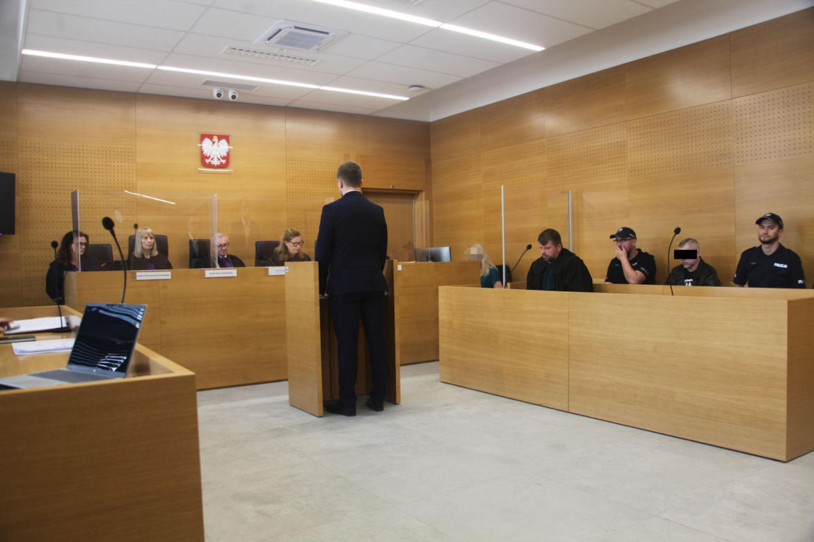 Zjadł flaki i zasztyletował ratownika. Szokujące tłumaczenie w sądzie!