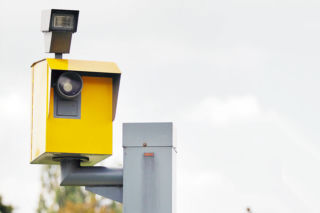 1000 zł za jazdę 11 km/h ponad limit! Gdzie zapłacisz taki mandat? W tym kraju lepiej zdjąć nogę z gazu