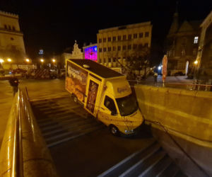 Śląskie: Zaskakujący finał festiwalu czekolady. Food Truck stoczył się do przejścia podziemnego [ZDJĘCIA]